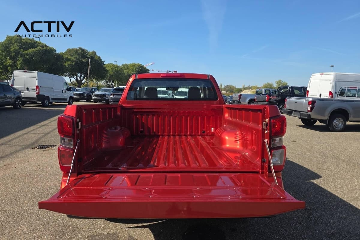 Isuzu D-MAX : plateau de pick-up vu de l'arrière avec hayon rabattu