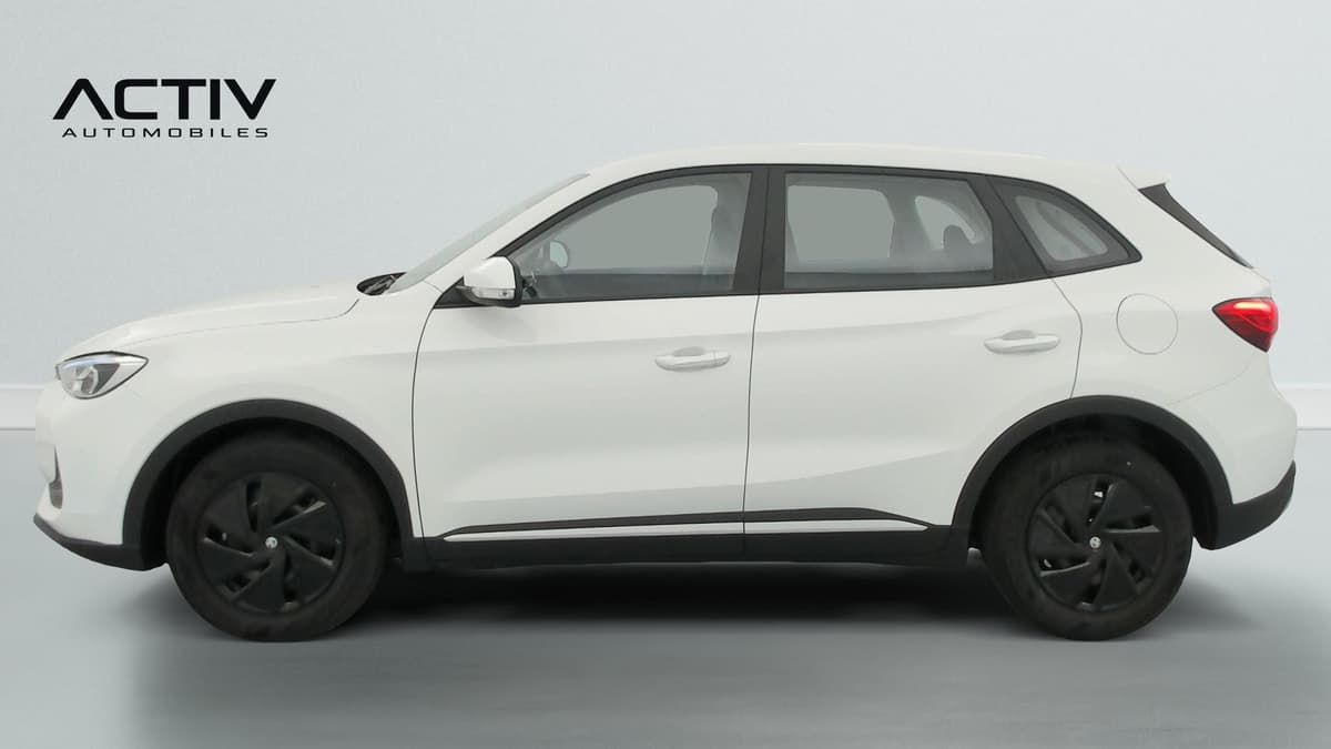 Mg ZS : profil gauche d'un SUV blanc avec jantes noires et enjoliveurs aérodynamiques