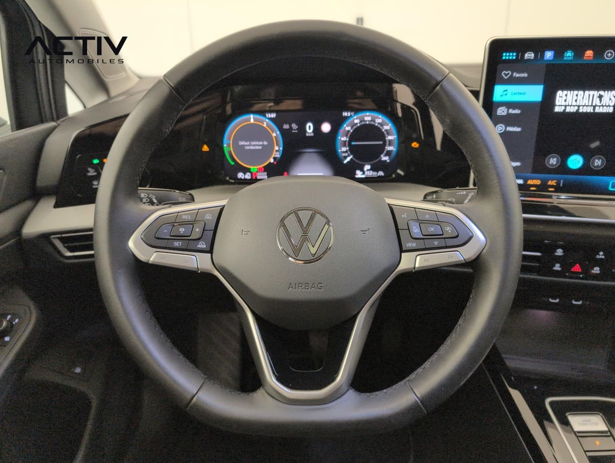 Volkswagen Golf : volant multifonction avec commandes au pouce devant le combiné numérique