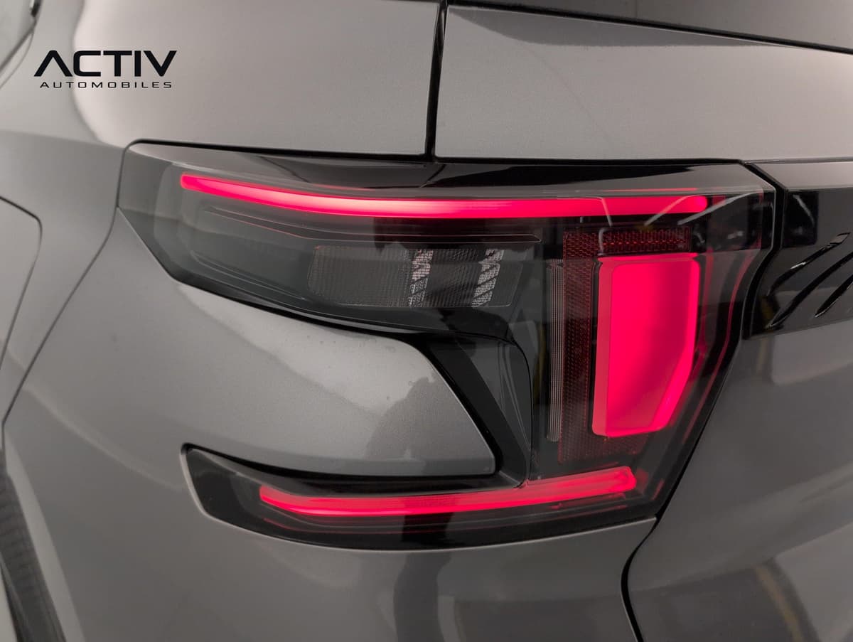 Citroën C3 Aircross : feu arrière allumé à LED en gros plan, avec signature lumineuse rouge