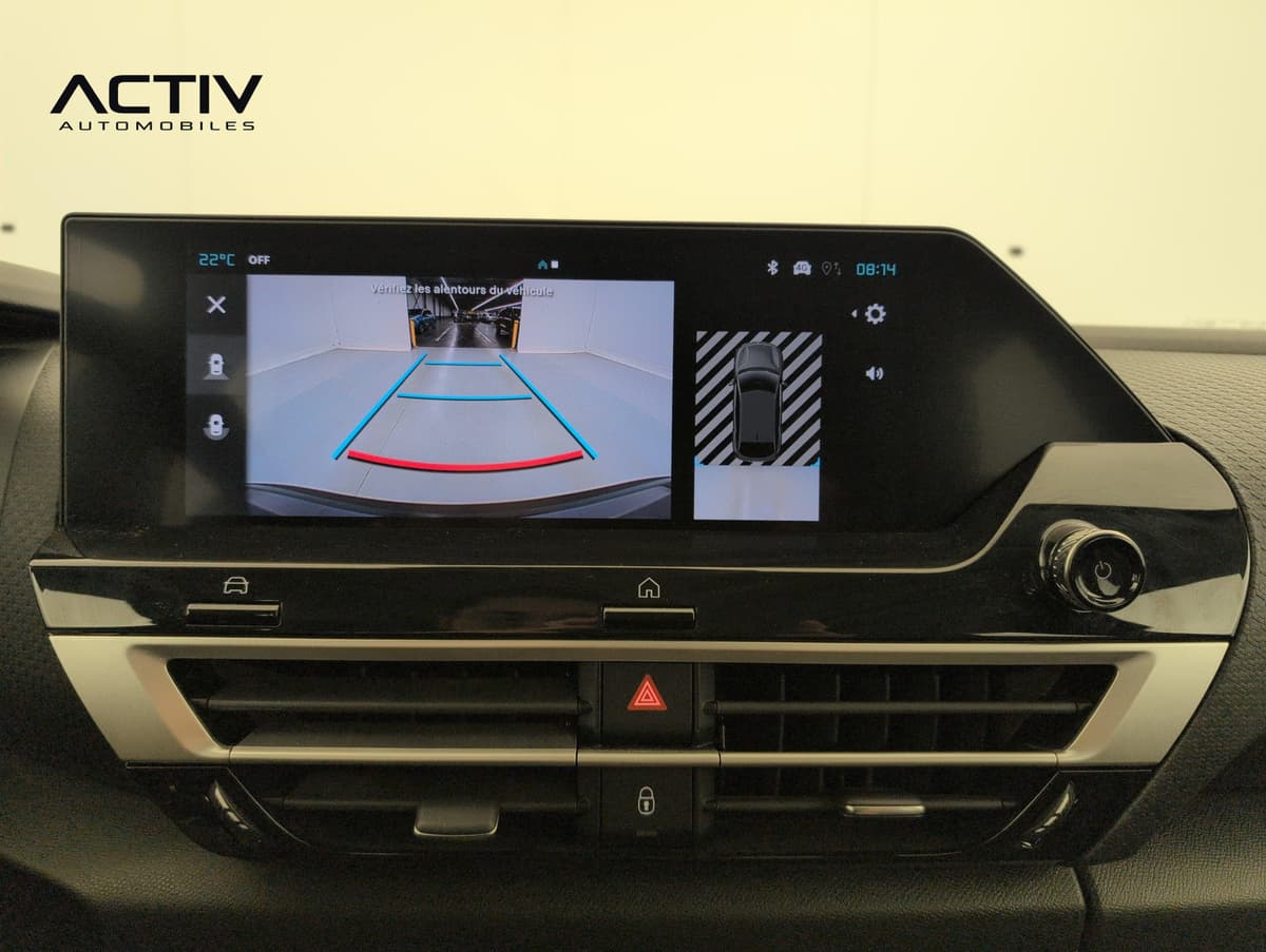 Citroën C4 : écran tactile affichant l'image de la caméra de recul avec lignes de guidage