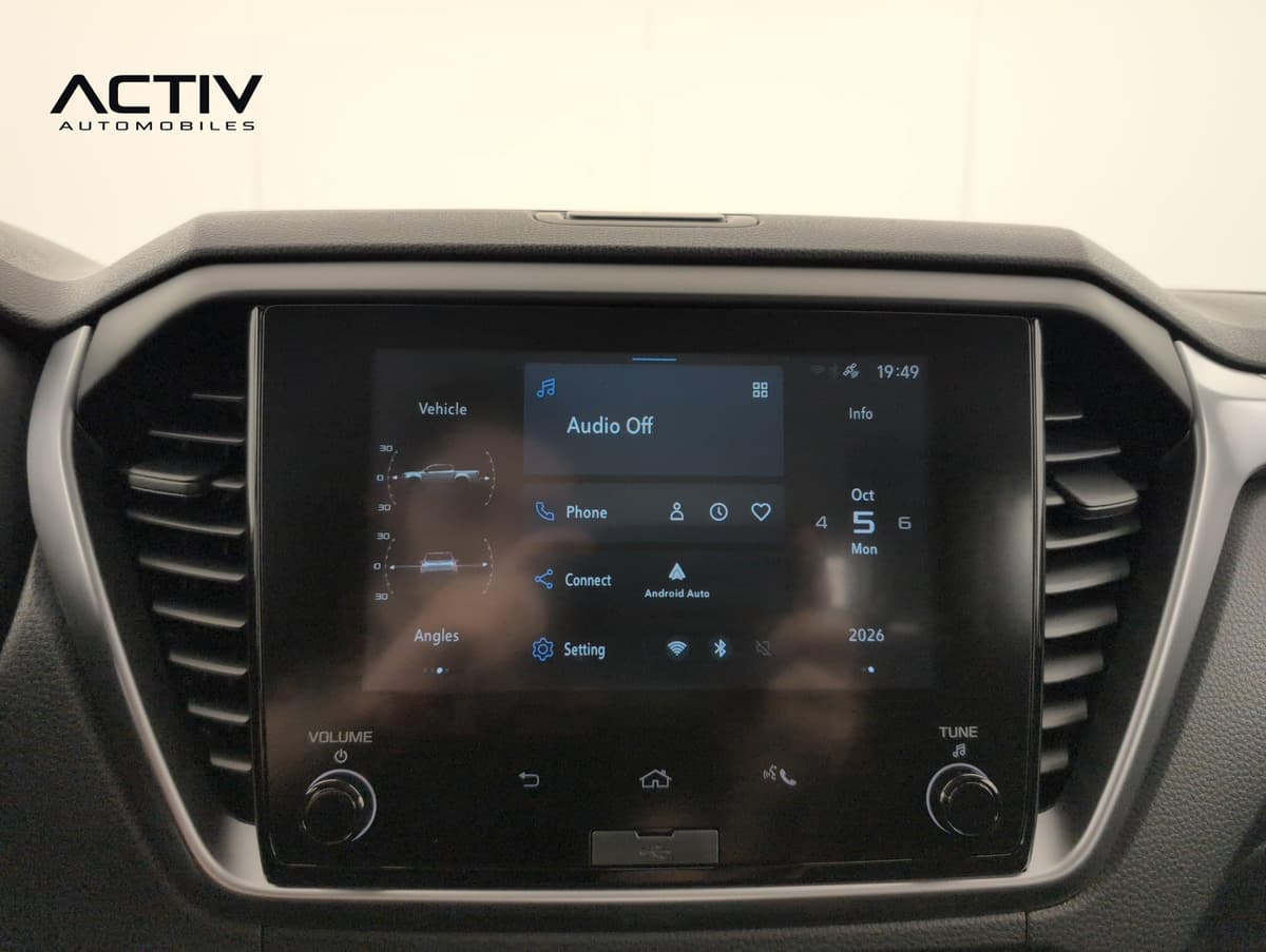 Isuzu D-MAX : écran tactile central avec menu Android Auto, Bluetooth et boutons de volume