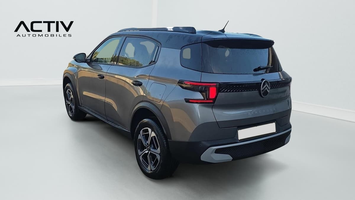 Citroën C3 Aircross : vue arrière trois quarts gauche, carrosserie grise et toit noir bi-ton