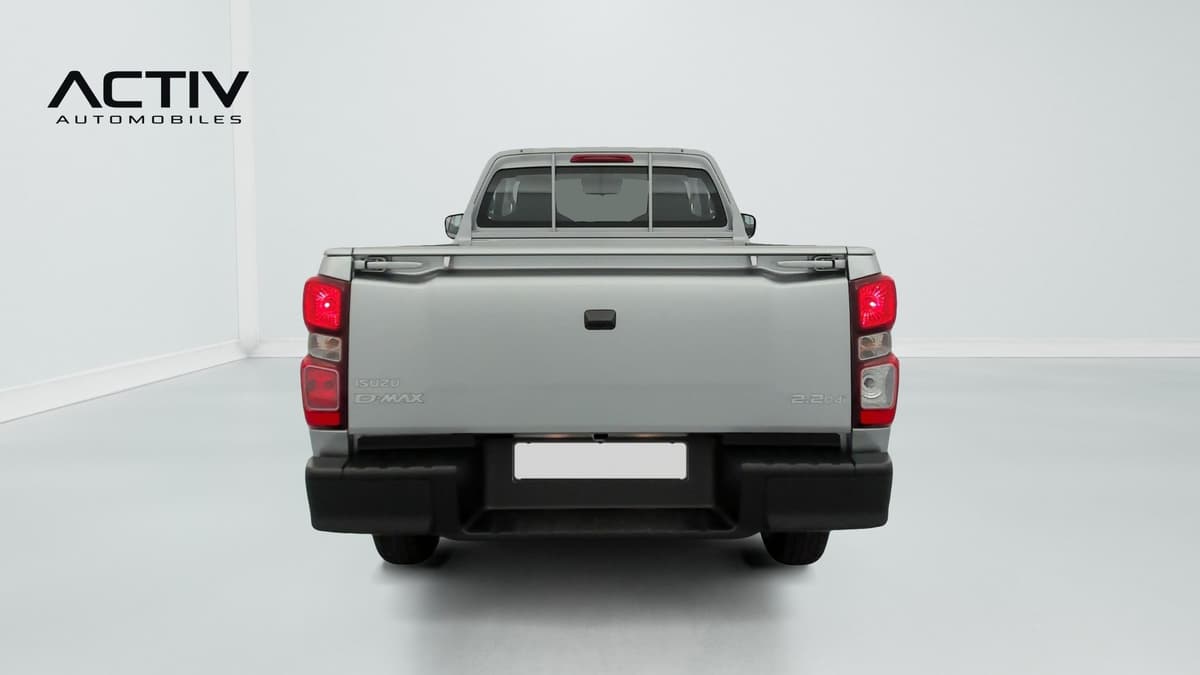 Isuzu D-MAX : face arrière avec hayon gris, feux rouges et pare-chocs noir