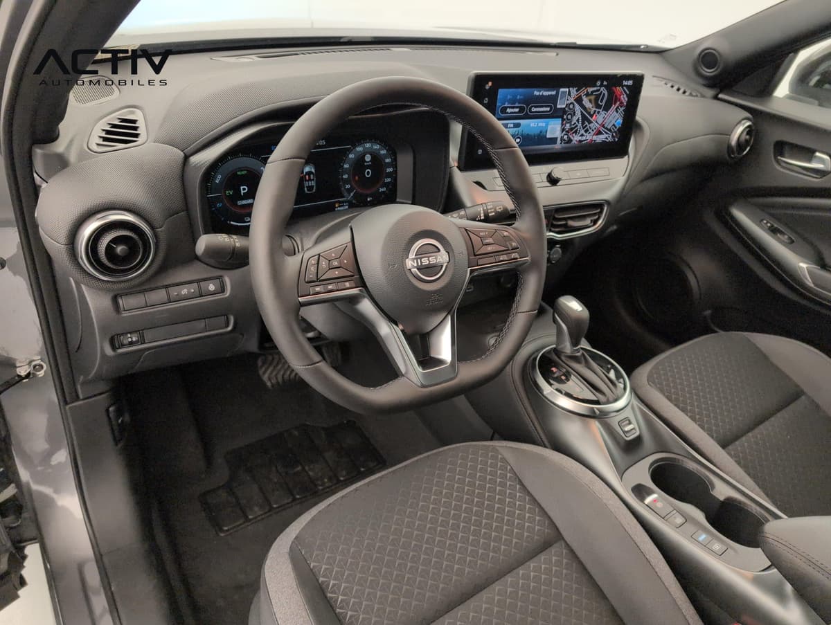 Nissan Juke : poste de conduite avec volant, combiné digital, écran tactile et levier automatique