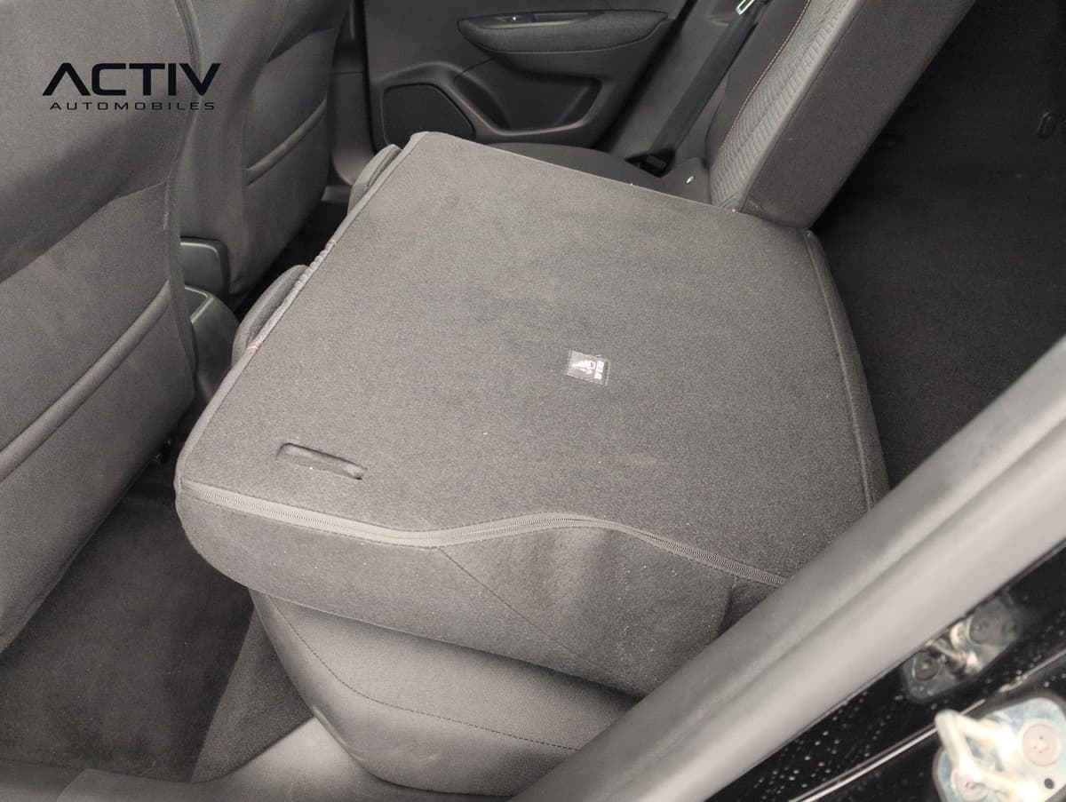 Peugeot 2008 : banquette arrière avec assise rabattue vers l'avant, tissu gris foncé