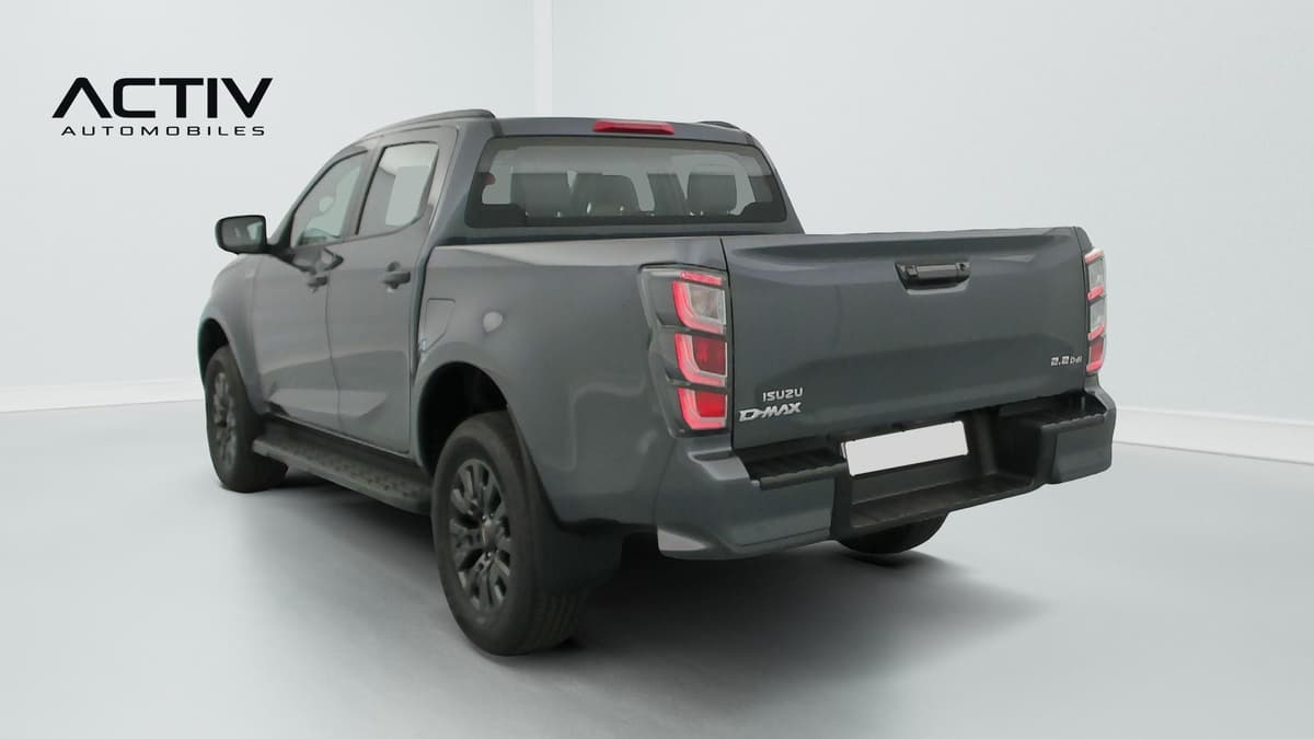 Isuzu D-MAX : pick-up gris vu de l'arrière trois quarts gauche avec hayon fermé