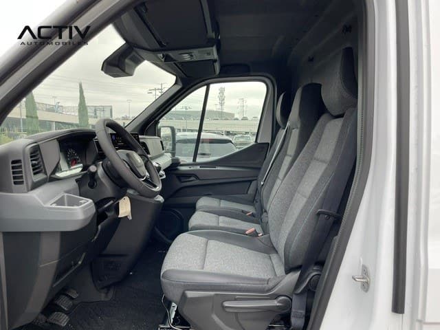 Renault Master Fourgon : habitacle avant avec sièges en tissu chiné gris et cloison tôlée