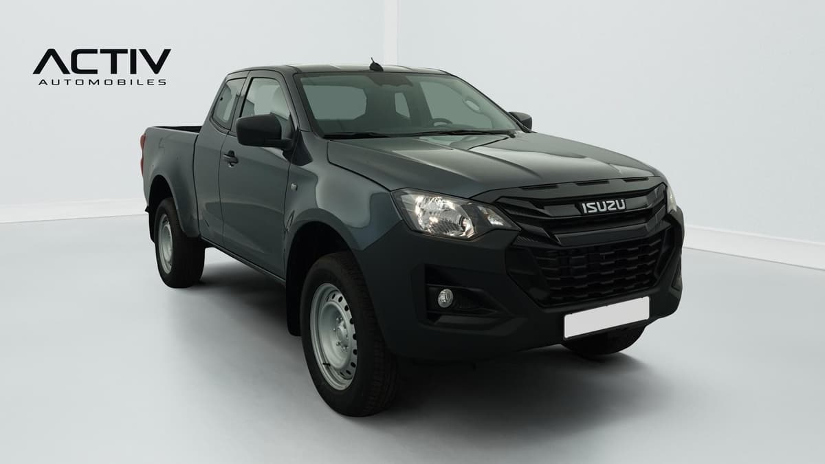 Isuzu D-MAX : pick-up vu de l'avant trois quarts droit, cabine allongée et jantes en tôle