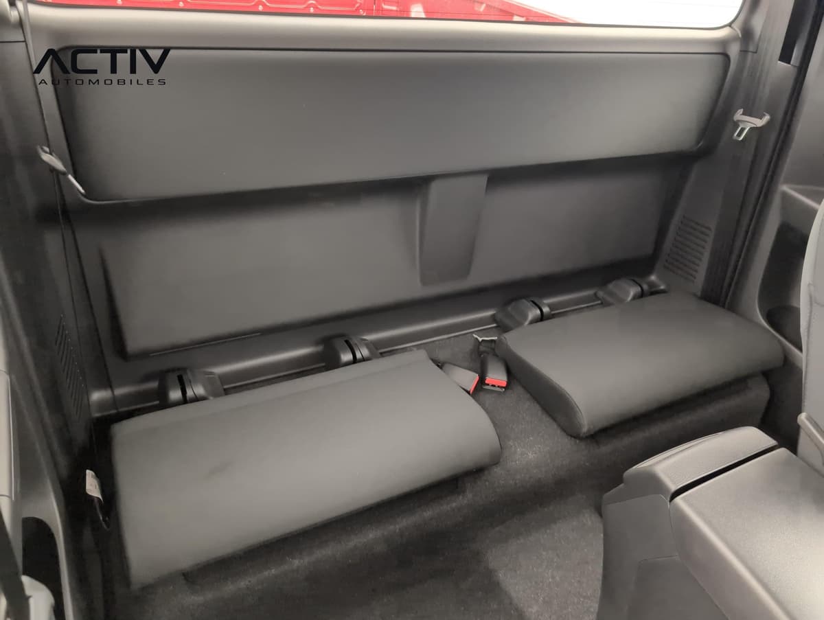 Isuzu D-MAX : assises relevables de la banquette arrière avec ceintures, vues depuis l'avant