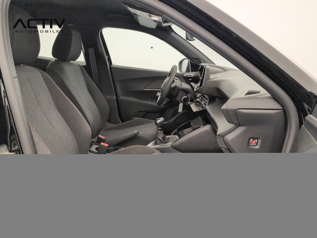 Peugeot 2008 : habitacle avant vu côté passager avec sièges en tissu et levier manuel