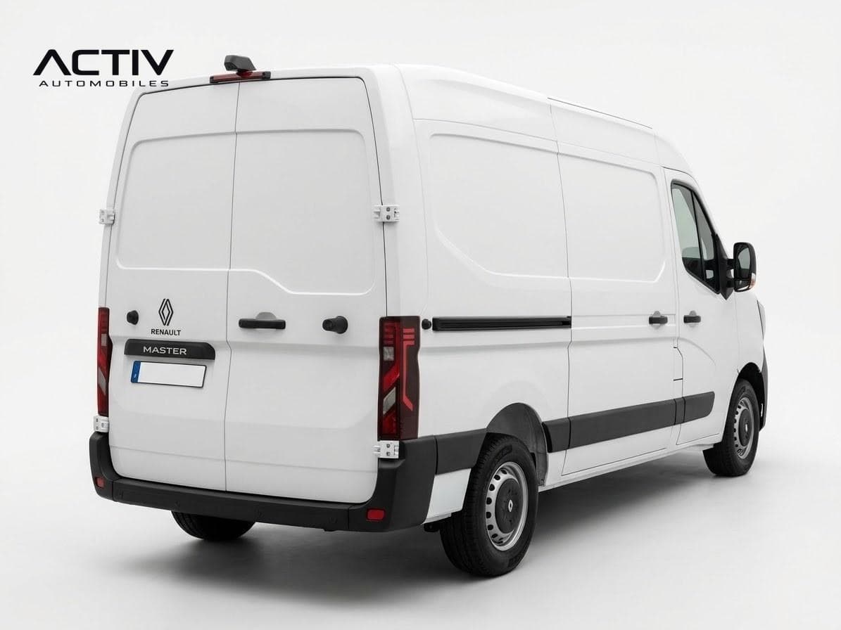 Renault Master Fourgon : fourgon blanc vu de l'arrière côté droit avec portes arrière tôlées