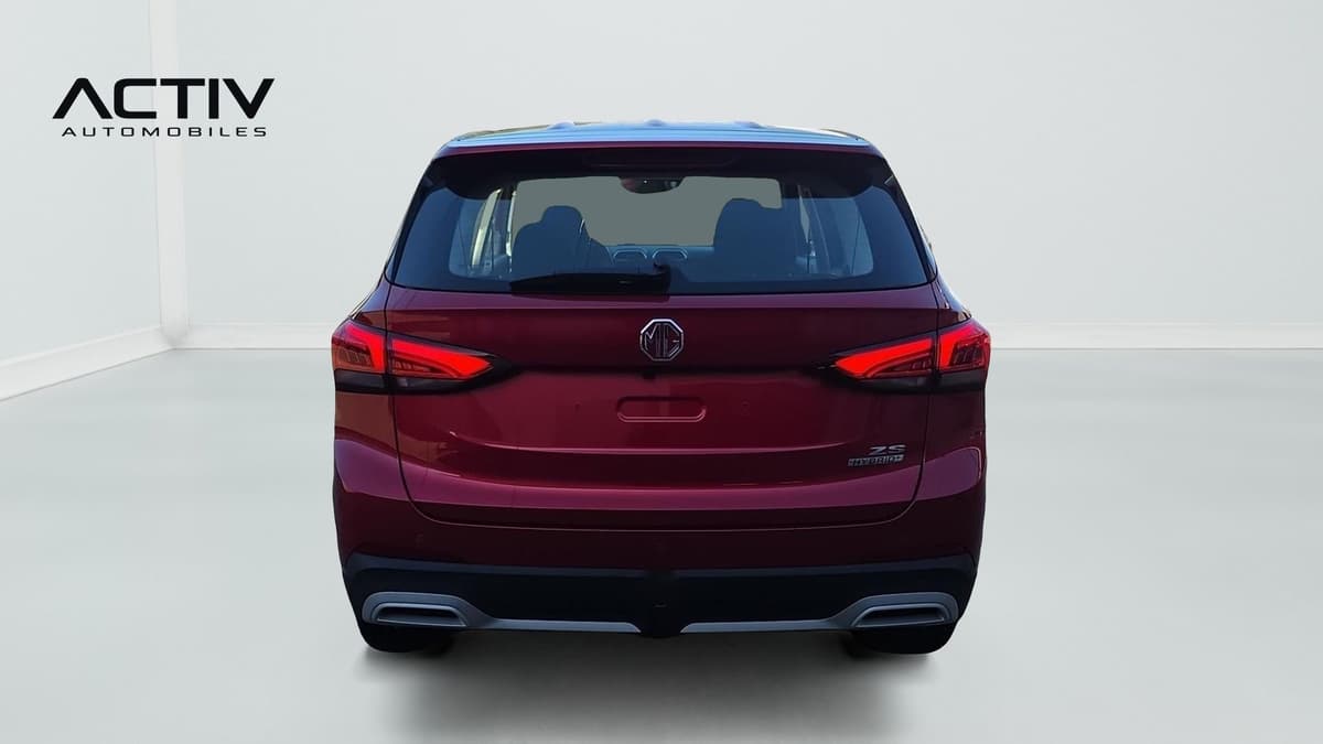Mg ZS : face arrière d'un SUV rouge avec feux à LED et essuie-glace arrière