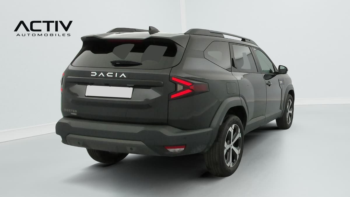 Dacia Bigster Hybrid : vue arrière trois quarts droit avec feux en Y, barres de toit et jante alliage