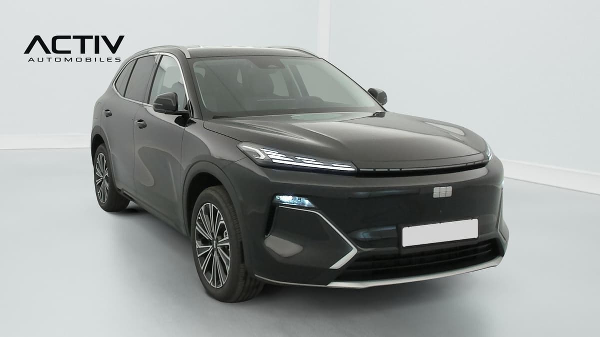 Geely Starray : SUV noir vu de trois quarts avant droit avec jantes alliage et barres de toit