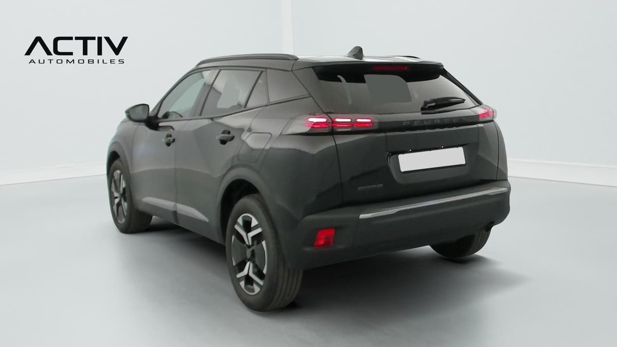Peugeot 2008 : SUV noir vu de l'arrière trois quarts gauche, feux à trois griffes et jantes alliage