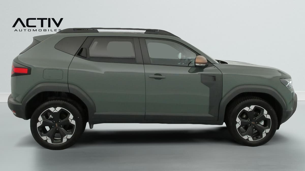 Dacia Duster : profil droit du SUV kaki avec barres de toit et jantes noires et argentées