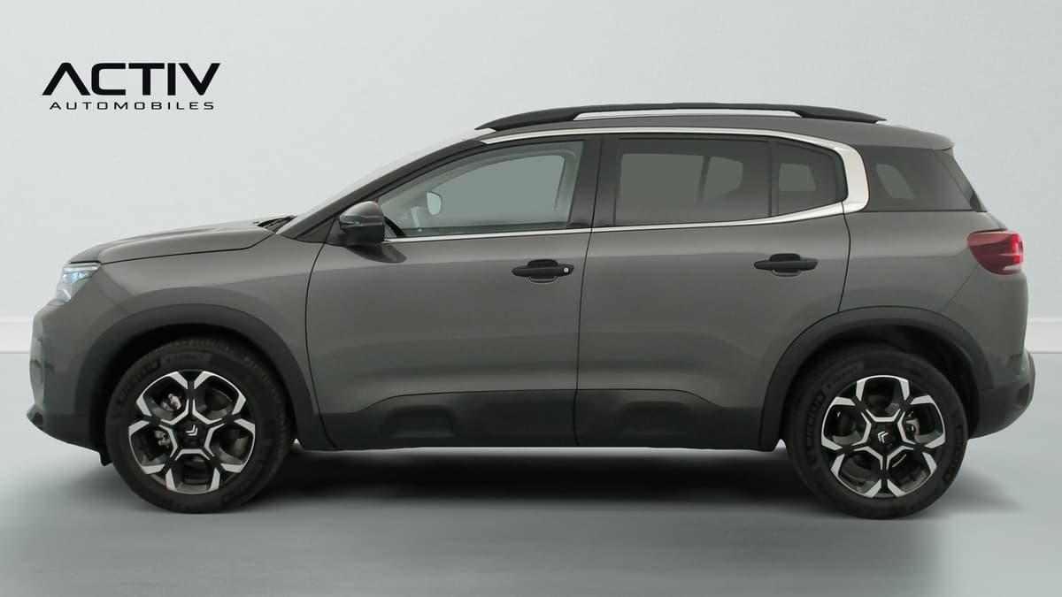 Citroën C5 Aircross : profil gauche du SUV gris avec jantes alliage bi-ton et barres de toit