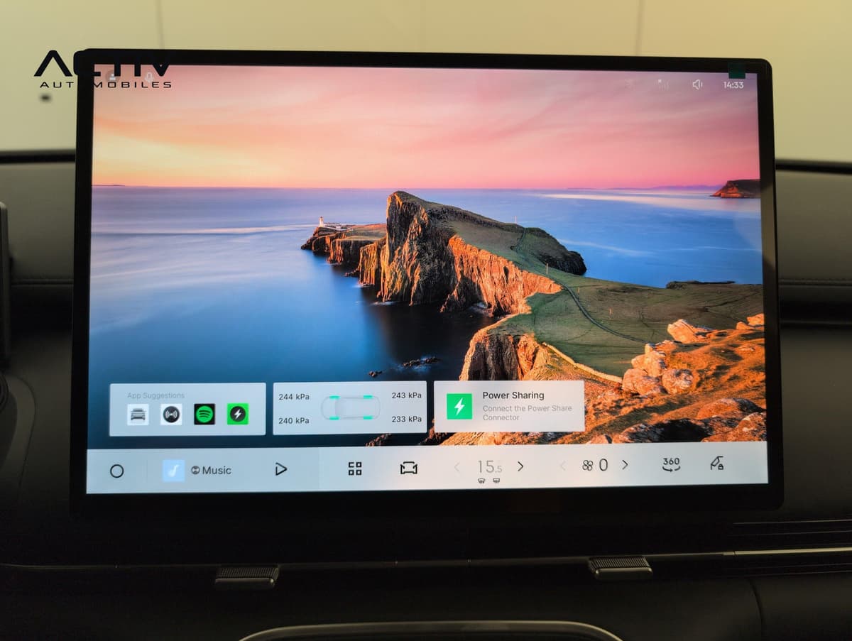 Geely Starray : écran tactile central avec menu d'accueil, pressions des pneus et raccourcis
