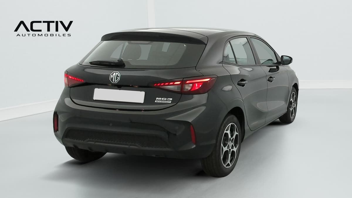 Mg MG3 : vue arrière trois quarts droit avec feux, essuie-glace arrière et jante alliage