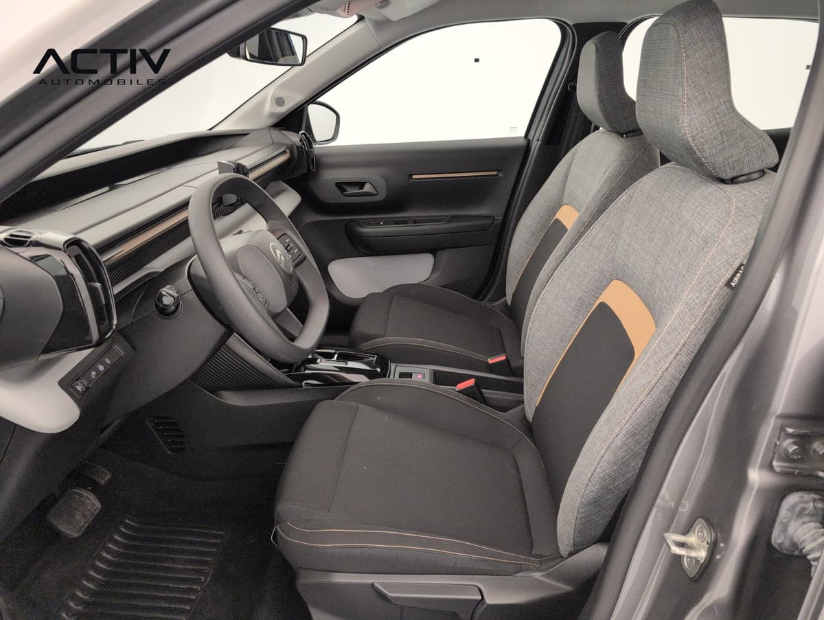 Citroën E-C3 Aircross : sièges avant en tissu gris chiné avec empiècements noirs et orange