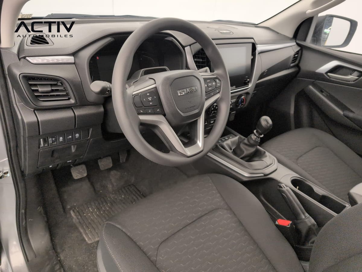 Isuzu D-MAX : habitacle avant côté conducteur avec volant, écran tactile et levier manuel