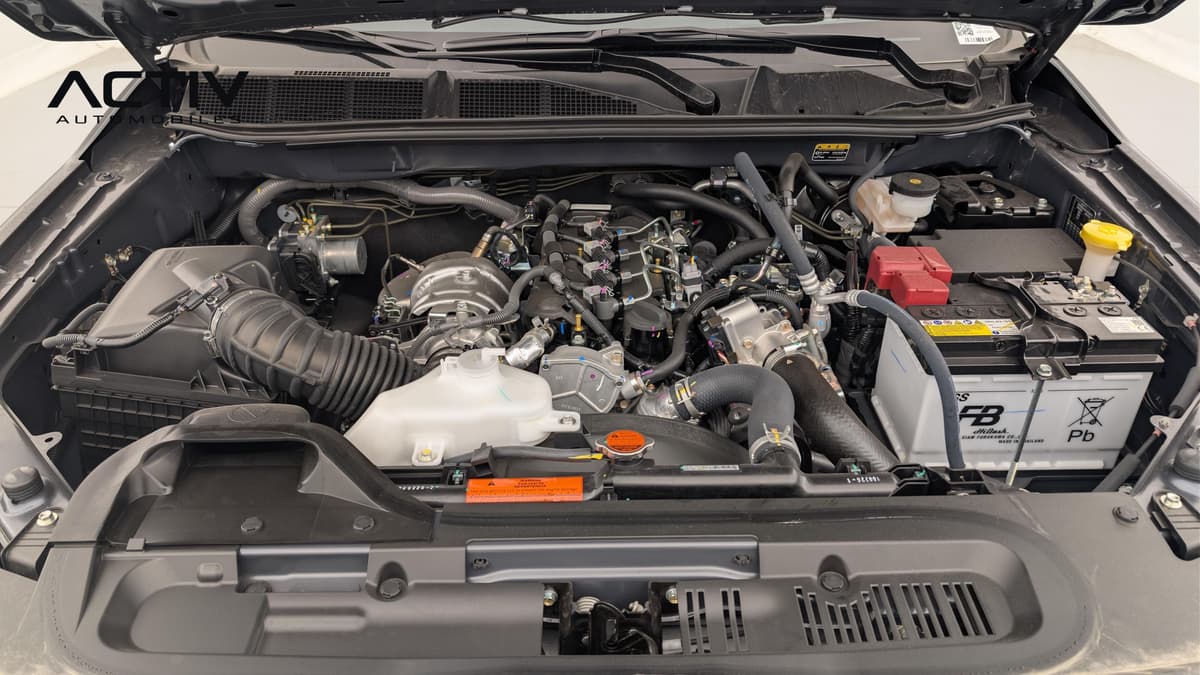 Isuzu D-MAX : compartiment moteur diesel avec batterie et vase d'expansion
