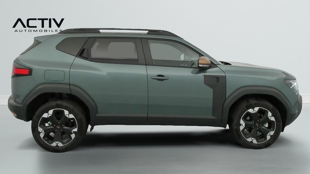Dacia Duster : profil droit d'un SUV vert avec barres de toit et jantes noires et blanches