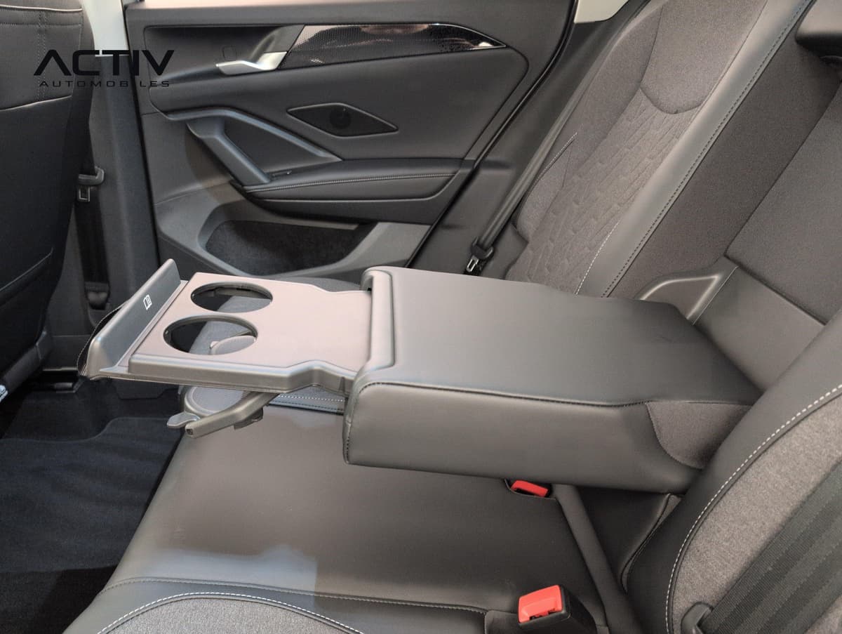 Volkswagen Tiguan : accoudoir central arrière abaissé avec deux porte-gobelets coulissants
