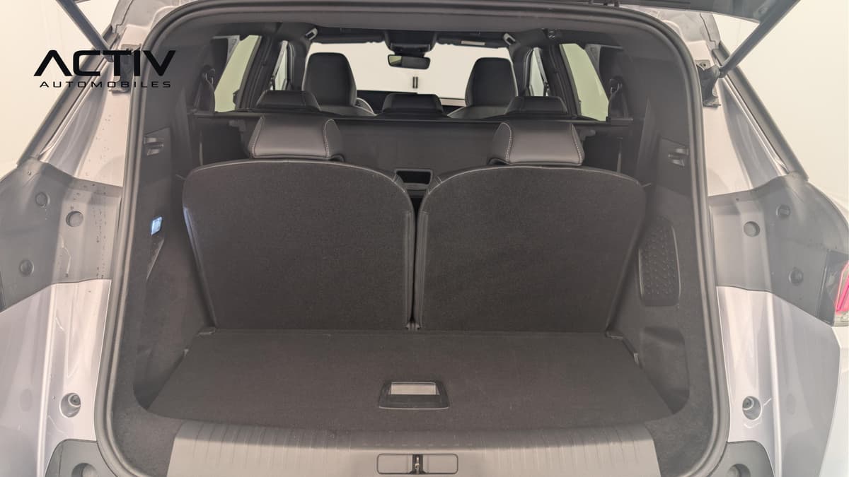 Peugeot 5008 : coffre ouvert avec banquette du rang 3 rabattue et plancher plat