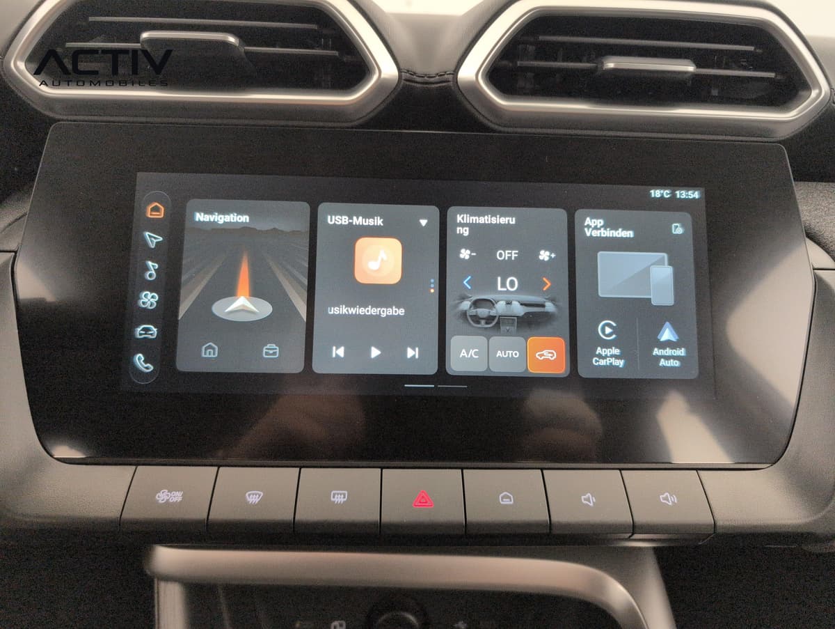 Mg ZS : écran tactile central avec menus navigation, musique, climatisation et smartphone