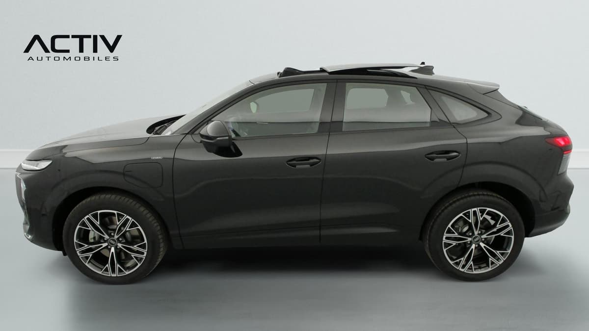 Audi Q3 Sportback Hybride : profil gauche noir avec jantes bicolores à branches et toit ouvrant