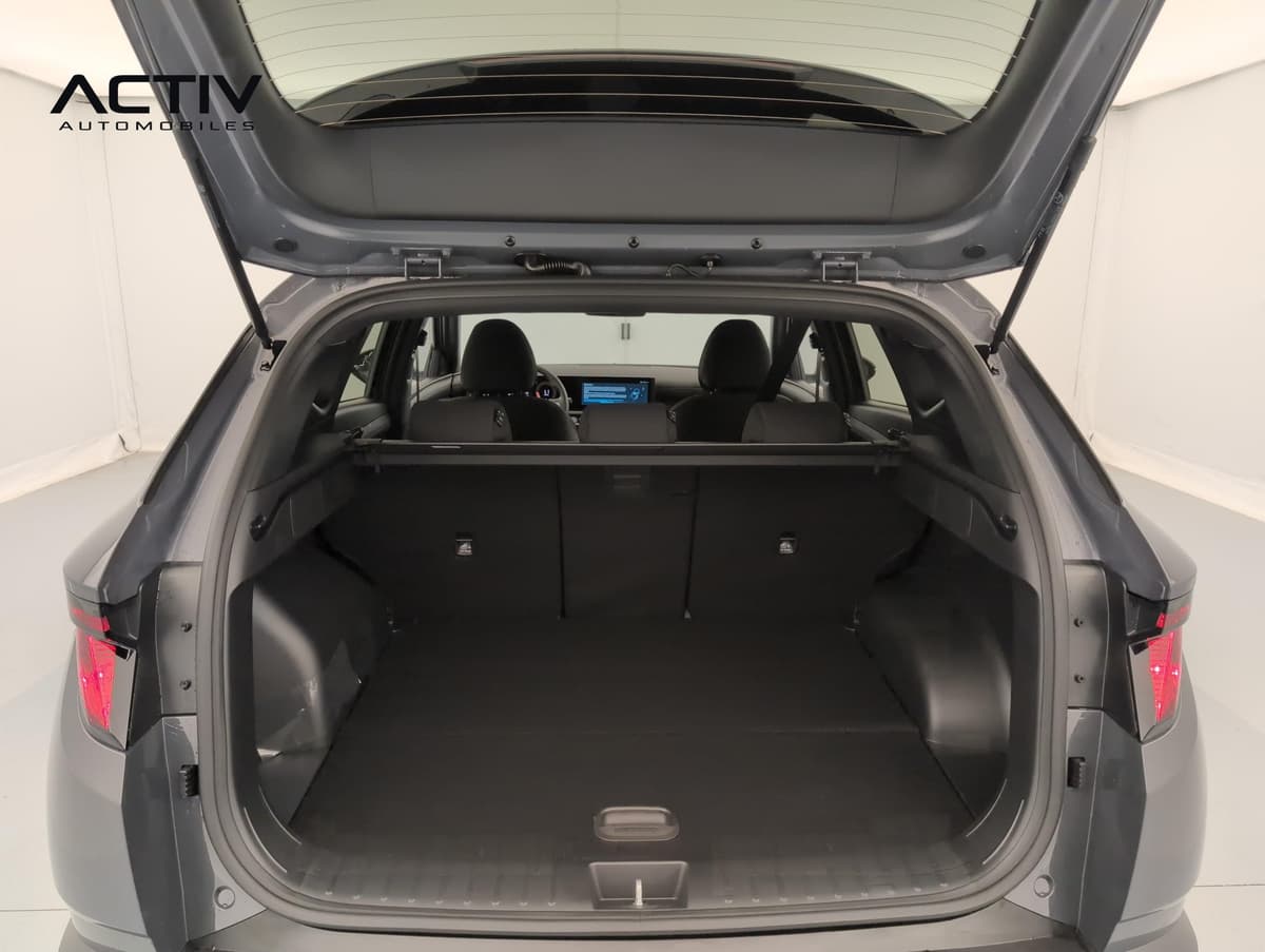 Hyundai Tucson : coffre ouvert avec plancher plat et dossiers arrière rabattus