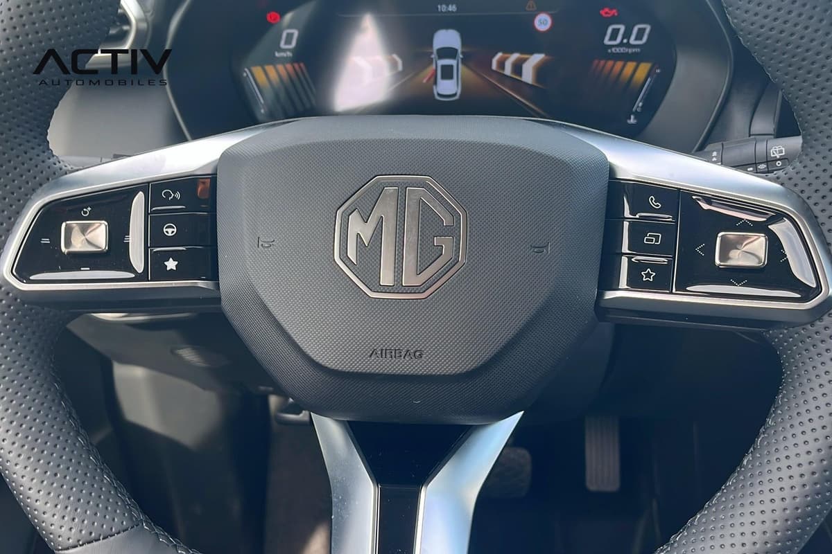 Mg ZS : volant perforé avec commandes au pouce et compteur numérique derrière