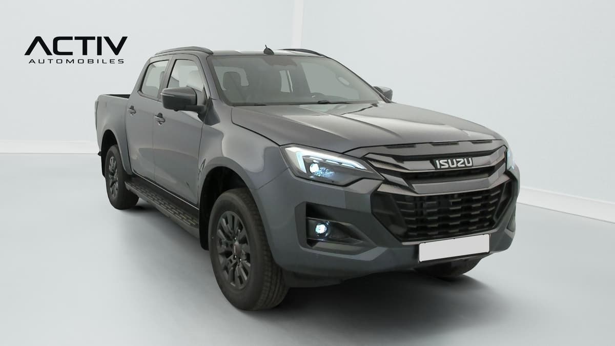 Isuzu D-MAX : avant trois quarts droit avec jantes noires, feux anti-brouillard et marchepieds
