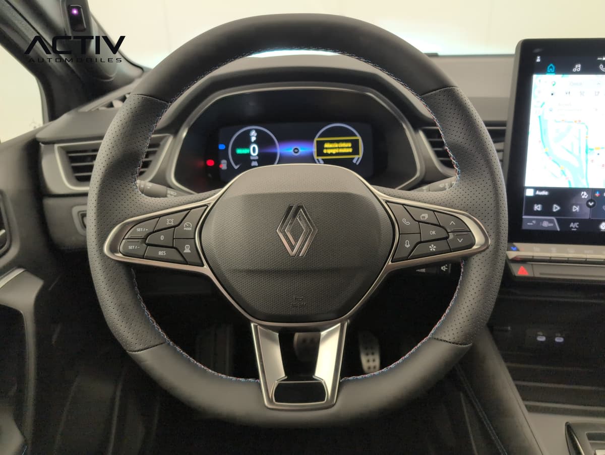 Renault Captur : volant à branches avec commandes intégrées devant le tableau de bord numérique