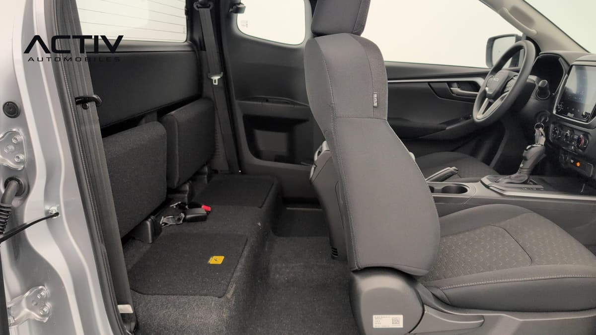 Isuzu D-MAX : sièges arrière relevables en tissu gris foncé vus par la portière ouverte