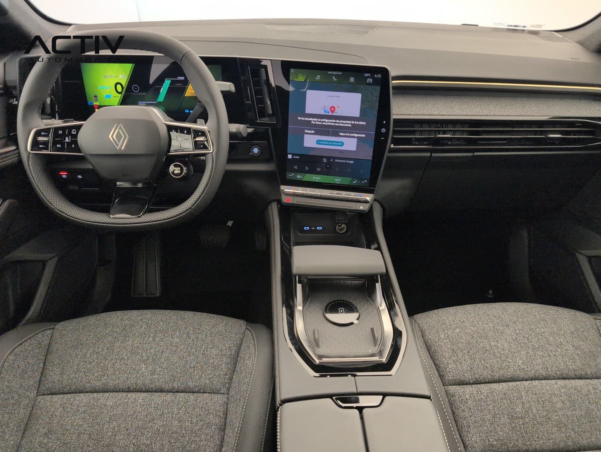 Renault Austral : planche de bord avec grand écran vertical, volant et console avec chargeur à induction