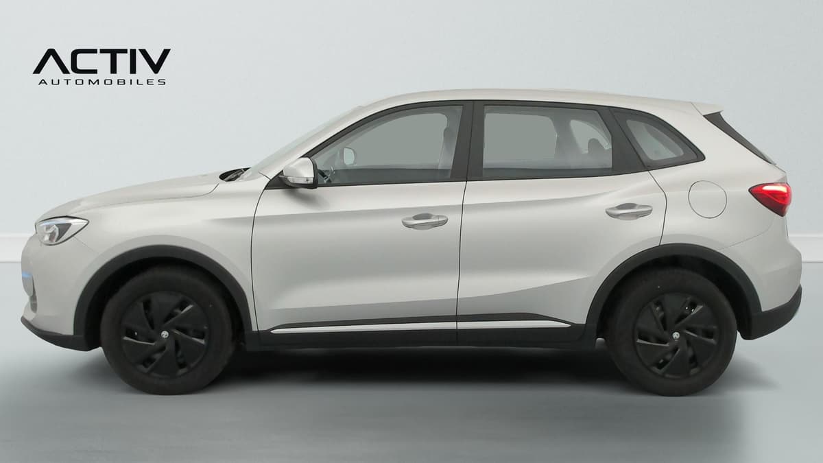 Mg ZS : profil gauche du SUV argenté avec jantes acier et enjoliveurs noirs