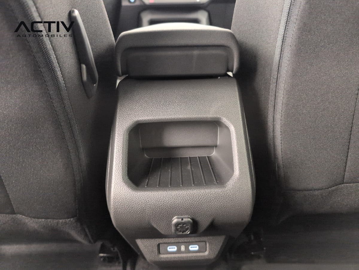 Dacia Duster : console arrière avec rangement, accoudoir relevé et deux prises USB