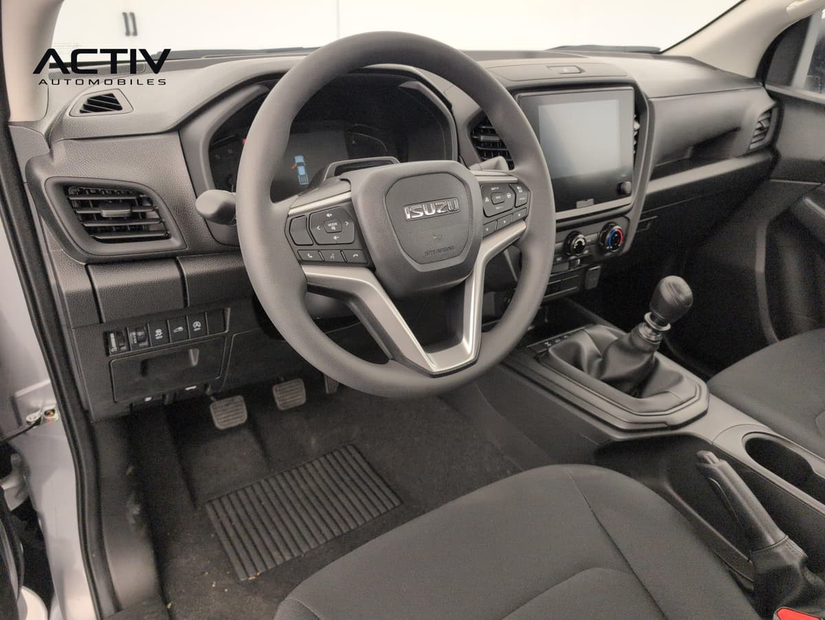 Isuzu D-MAX : habitacle avant côté conducteur avec volant, écran tactile et levier manuel