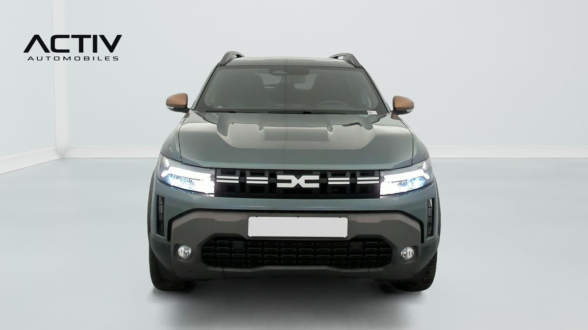 Dacia Duster : face avant avec calandre, projecteurs à LED et barres de toit