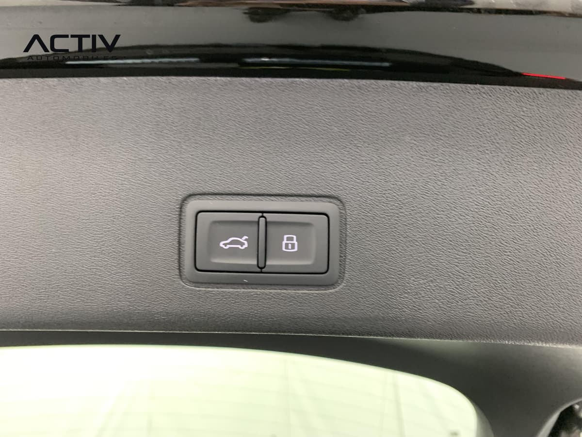 Audi Q3 Sportback Hybride : boutons de fermeture et de verrouillage sur la garniture du hayon