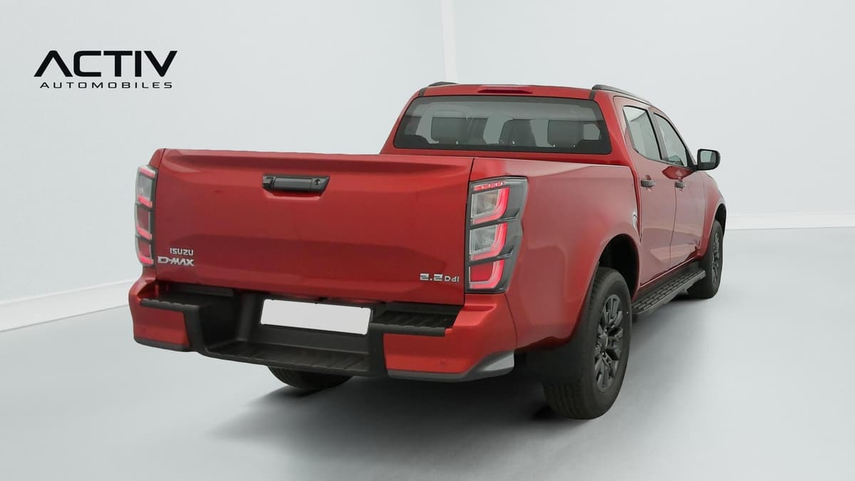 Isuzu D-MAX : arrière trois quarts droit avec hayon, feux et marchepied latéral