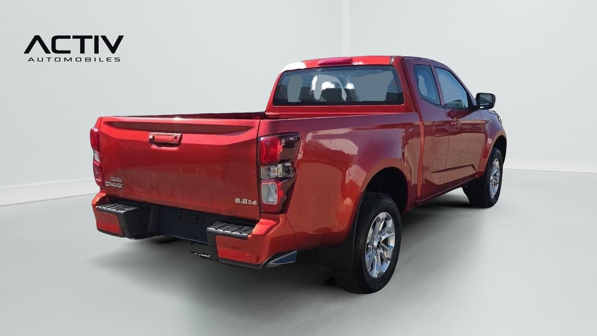 Isuzu D-MAX : pick-up orange vu de l'arrière trois quarts droit, avec hayon fermé et jante alliage