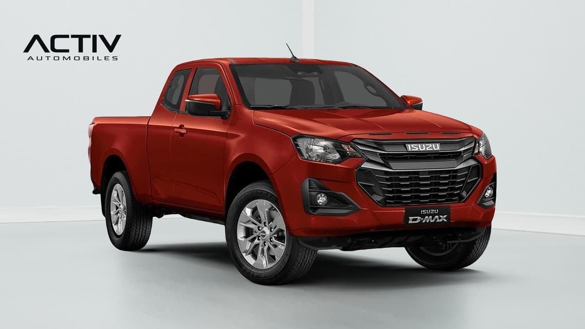 Isuzu D-MAX : pick-up rouge vu de trois quarts avant droit, jantes alliage et feux antibrouillard