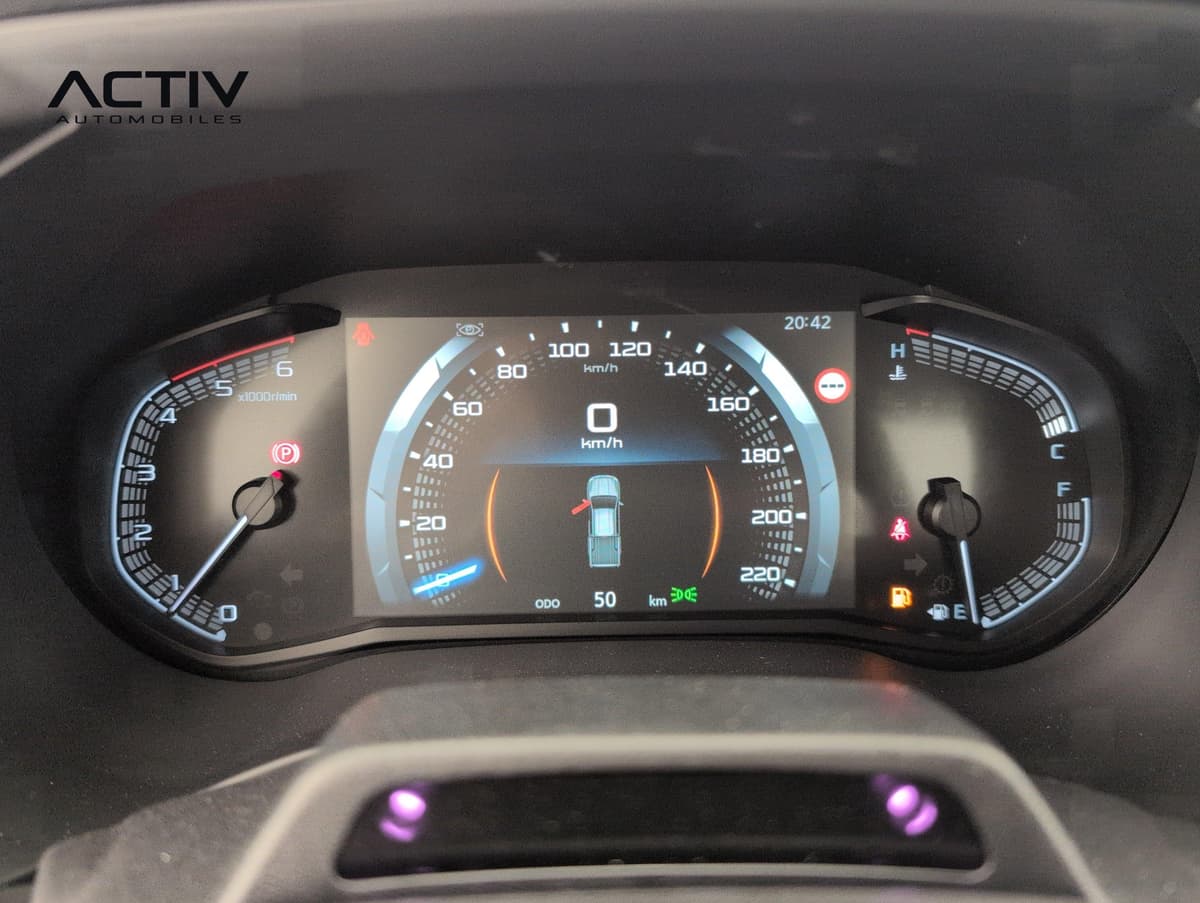 Isuzu D-MAX : combiné d'instruments avec compteur central numérique et jauges latérales