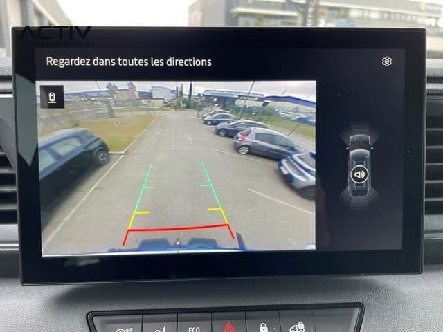 Renault Master Fourgon : image de la caméra de recul sur l'écran central avec lignes de guidage