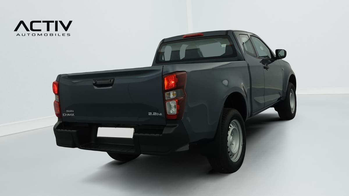 Isuzu D-MAX : arrière trois quarts droit d'un pick-up gris foncé avec hayon fermé