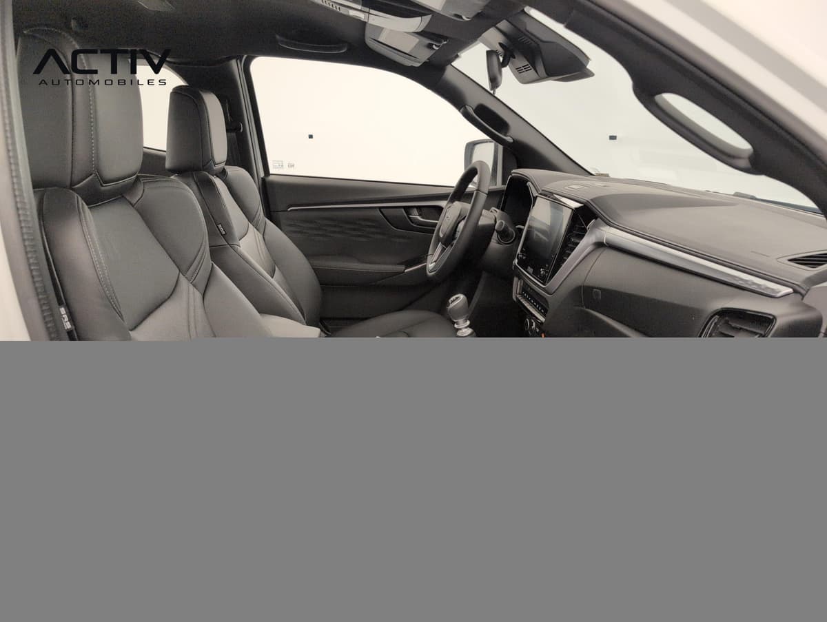 Isuzu D-MAX : habitacle avant côté passager avec sièges en cuir noir et levier de vitesse manuel